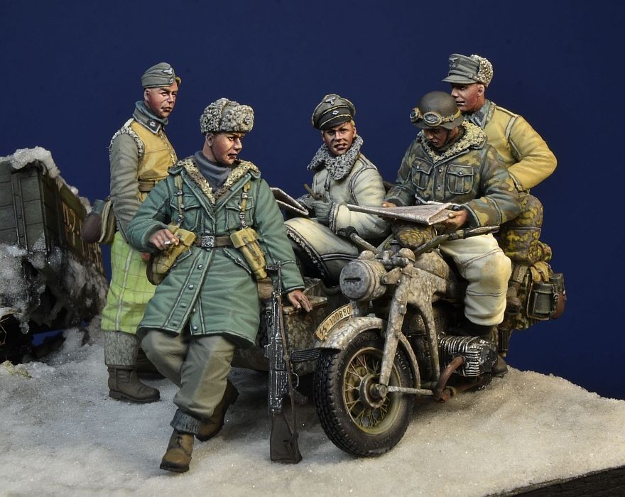 35190 – “Unternehmen Frühlingserwachen” 3.SS PzDiv. Soldiers, Hungary, Winter 1945 For Zündapp KS 750 Motorcycle (5 figures + motorcycle accessories)