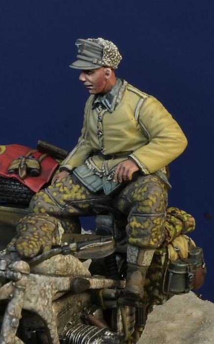 35186 – Waffen SS Soldier, Hungary, Winter 1945 (for back seat)