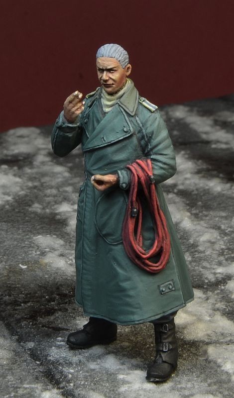 35192 – WWII Luftwaffe Mechanic in Kradmantel