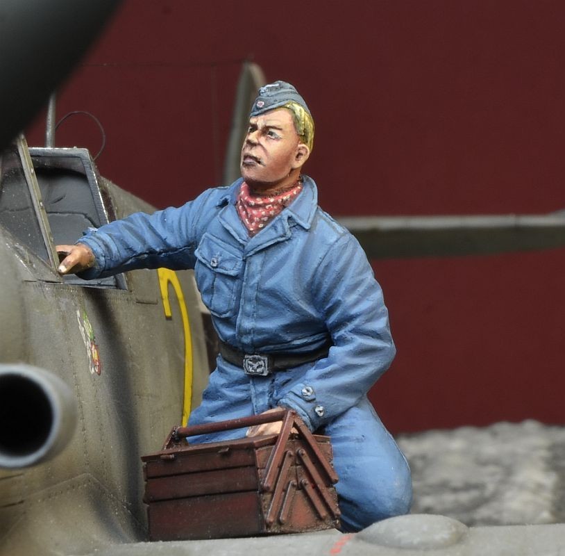 35194 – WWII Luftwaffe Mechanic kneeling on a Wing