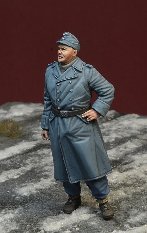 35195 – WWII Luftwaffe Mechanic in Greatcoat