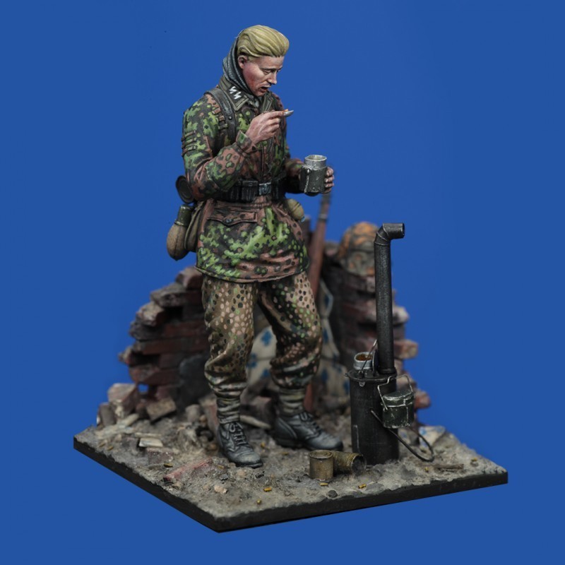 877 - German SS soldier eating - WWII 'with base' (1/35 scale)