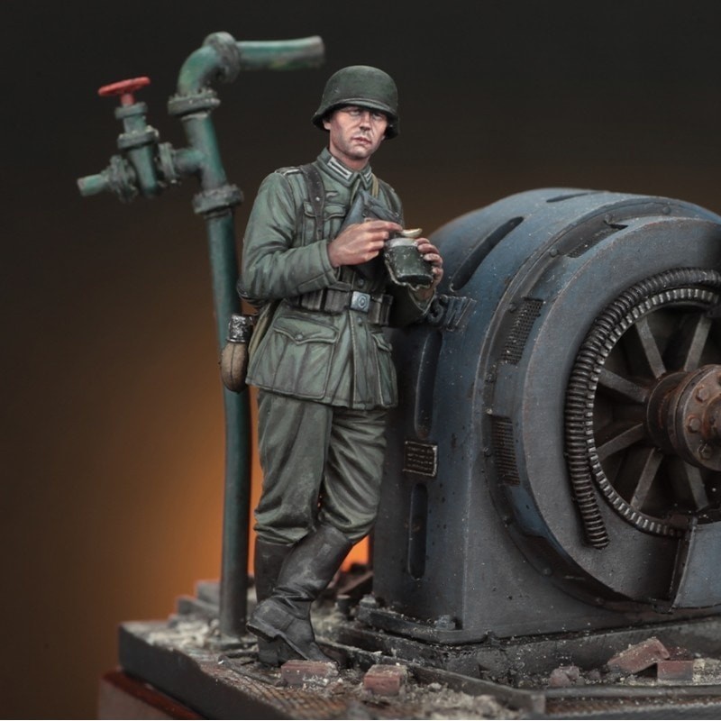 972 German infantry soldier eating - WWII (1/35 scale)