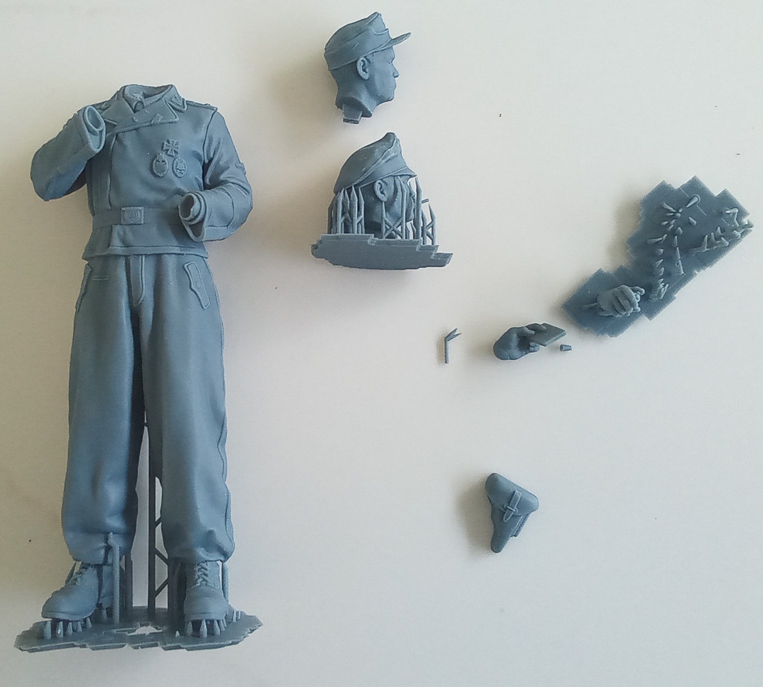 torso, two heads, hands, pistol holster. This is a decorated panzer commander. Cuff title cast in-situ.