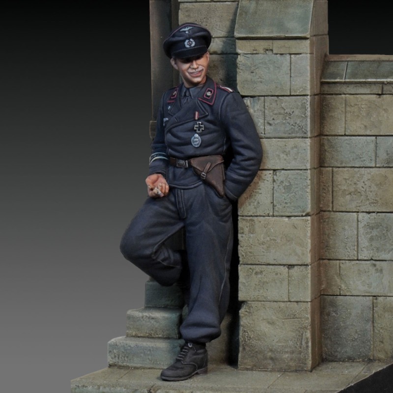 985 German tanker leaning against the wall - WWII (1/48 scale) / 986 (1/72 scale)