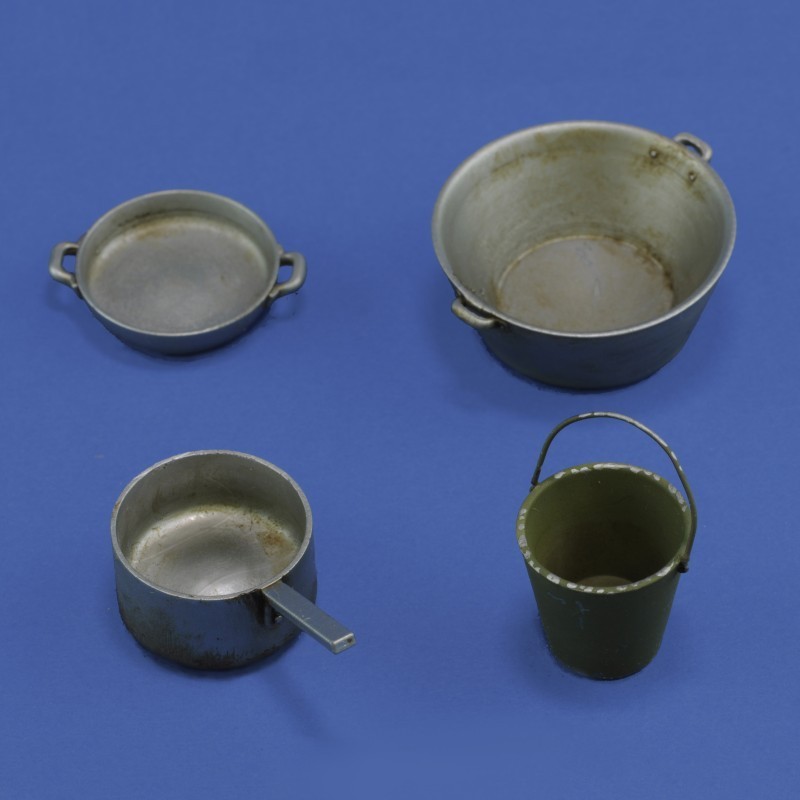 1020 Cookware set and bucket (1/16 scale)