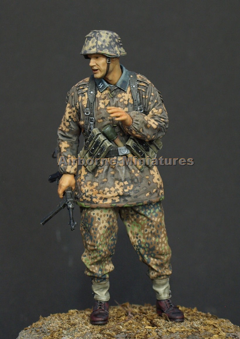 Waffen SS with MP40 in .1:16 , 1:24 and 1:35 scale