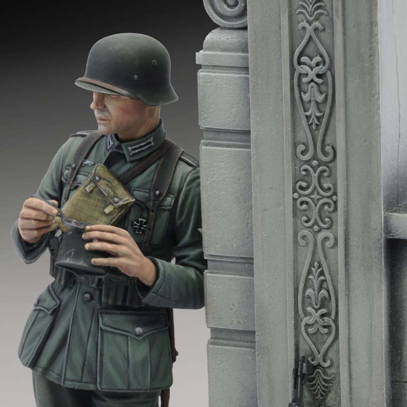 958 German soldier eating - WWII (75 mm)