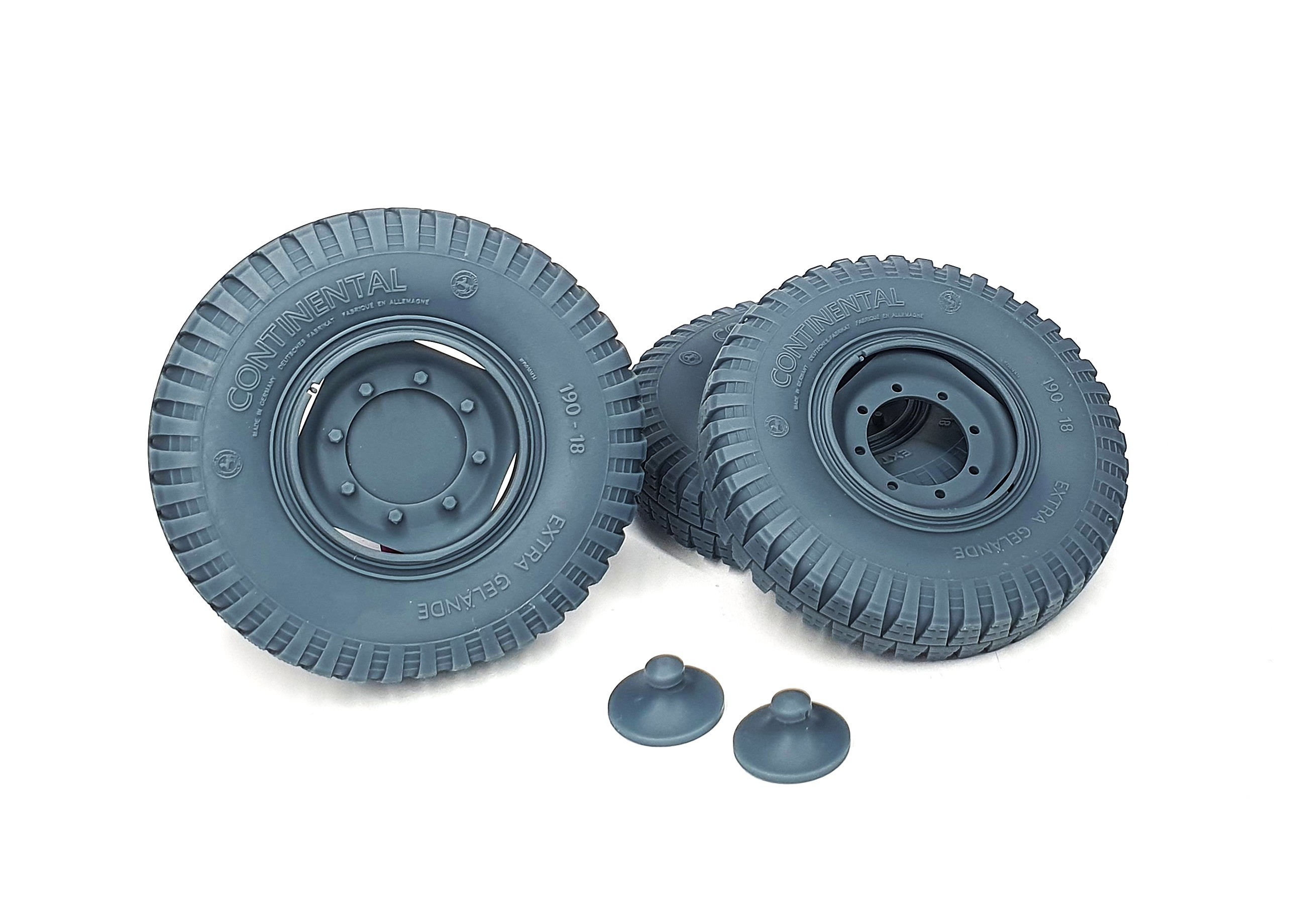 16s-049 	  Sd.Kfz 251 front wheels with spare (weighted) late version