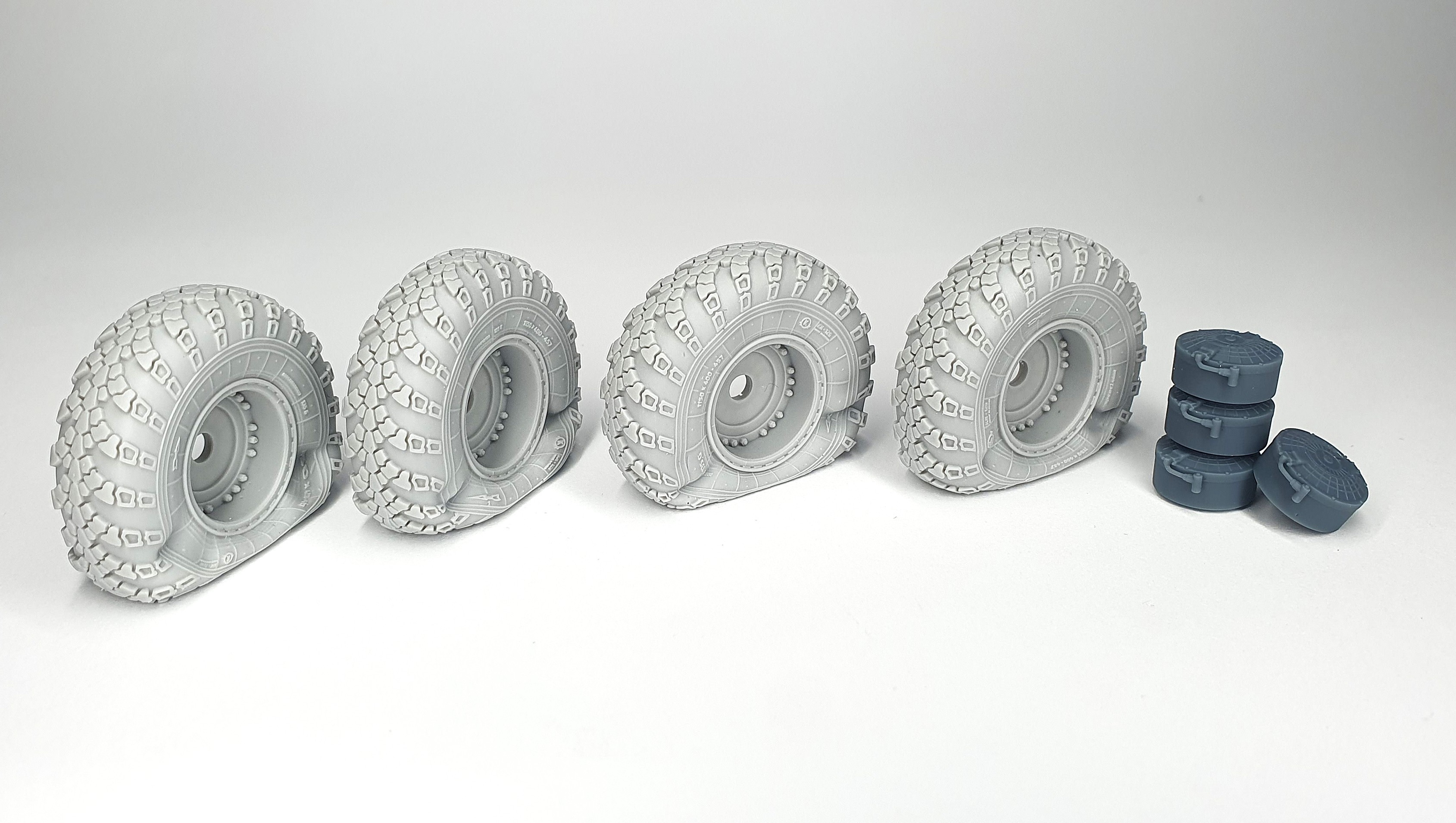 AFVs35-246 	  BTR-80 / BTR-80A APC road wheels flat tires right side (for Trumpeter)