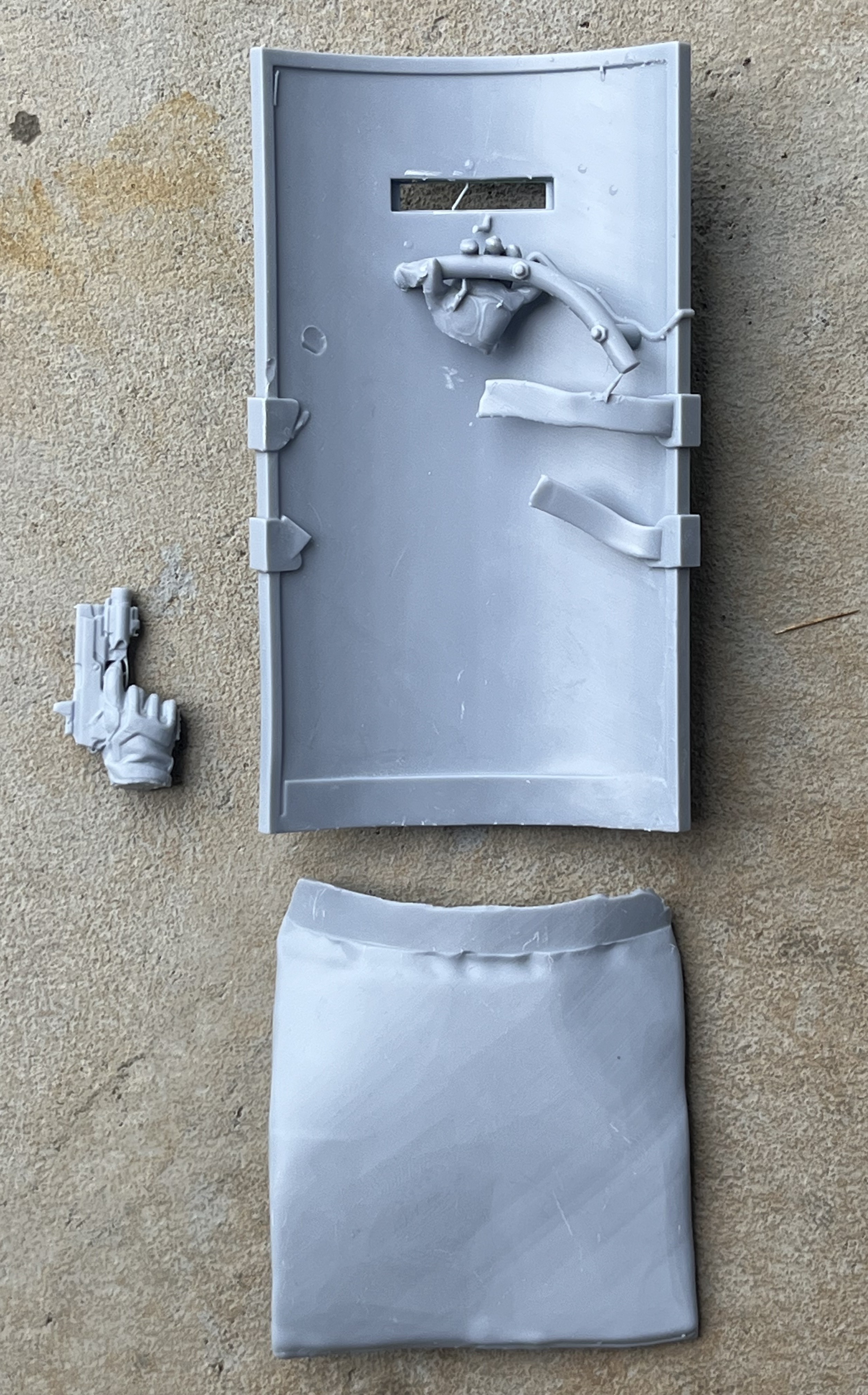 rear of shield, note the handle is broken to the left of the hand, part is in the bag, will only need a drop to glue to repair