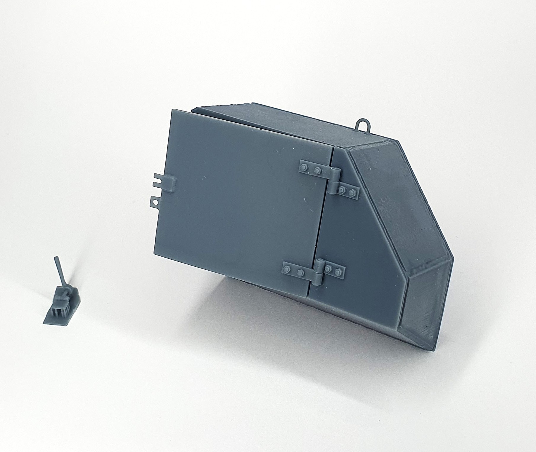 16s-077 	  German IR armoured box