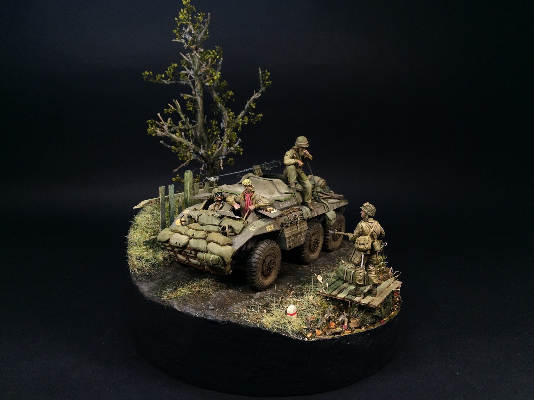 Stopping for a chat with the crew of the M20 by Kim young-heon