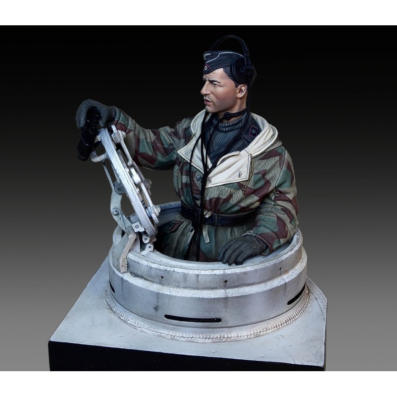 German Tanker in Tiger I Early Cupola
