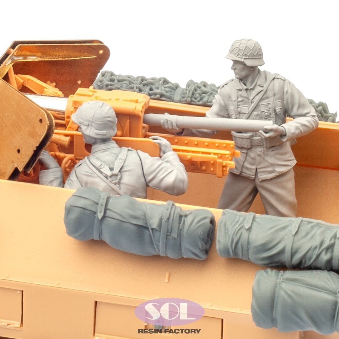 Sd.Kfz.251/22 Crew Photos