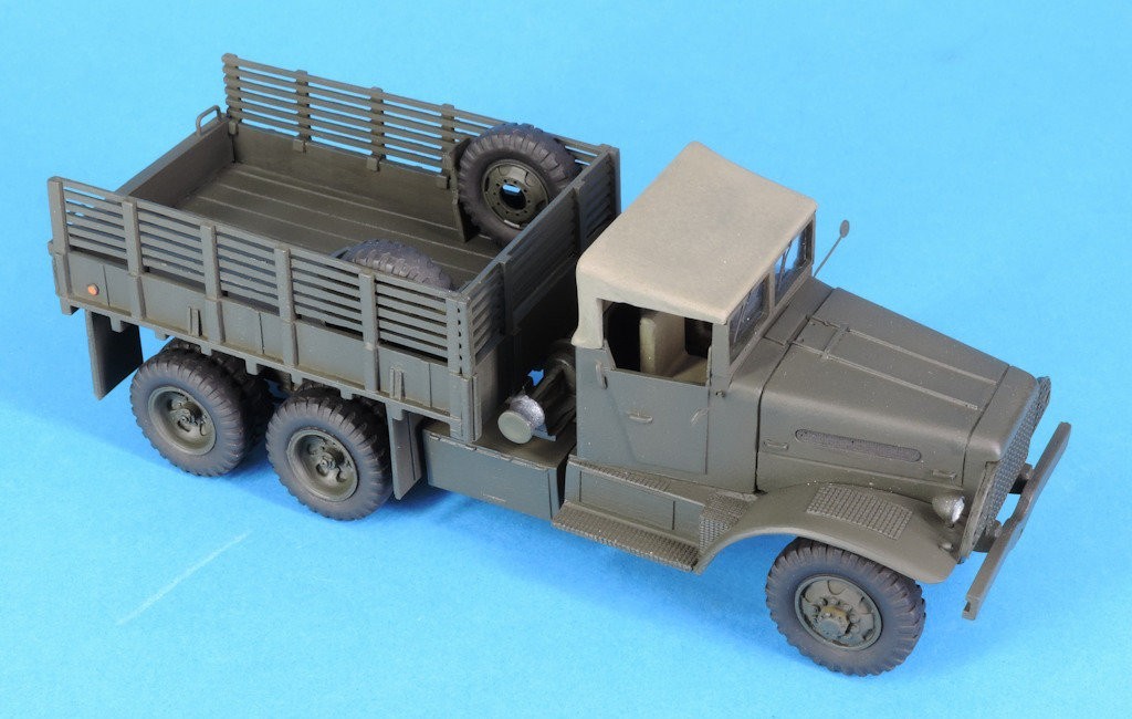 Gaso.Line: White 666 Cargo Truck